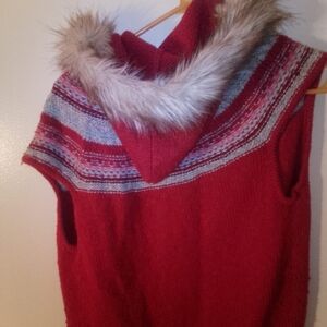 Old Navy sleeveless sweater with fur. Hood